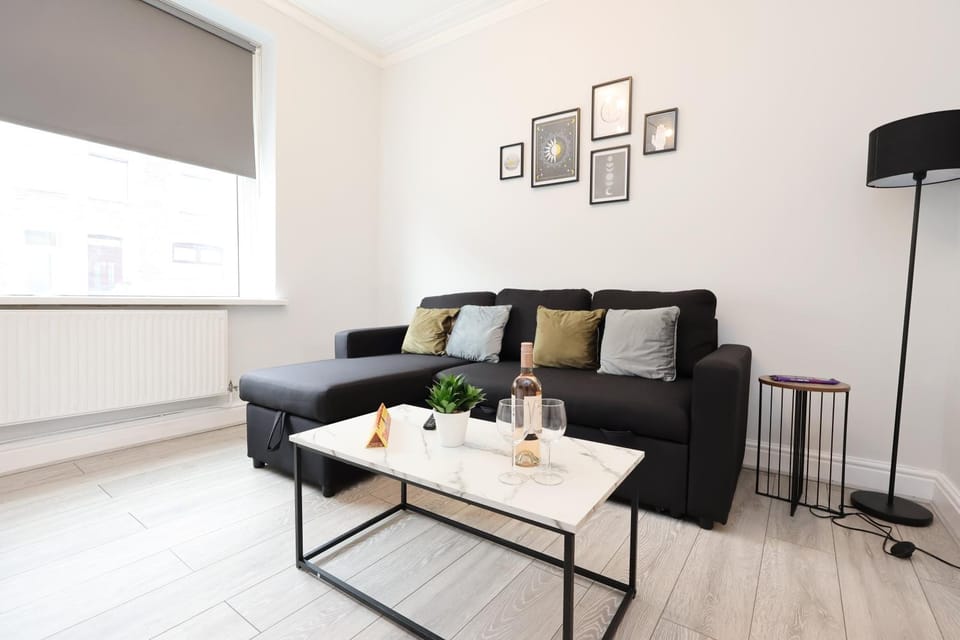 Moonlight Stays - 2bd House, up to 6ppl House in Cardiff