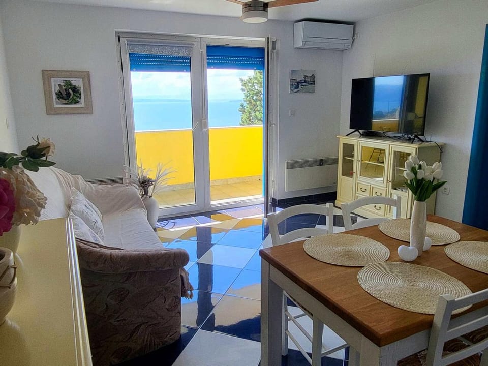 TV and multimedia, Living room, Seating area, Dining area, air conditioner