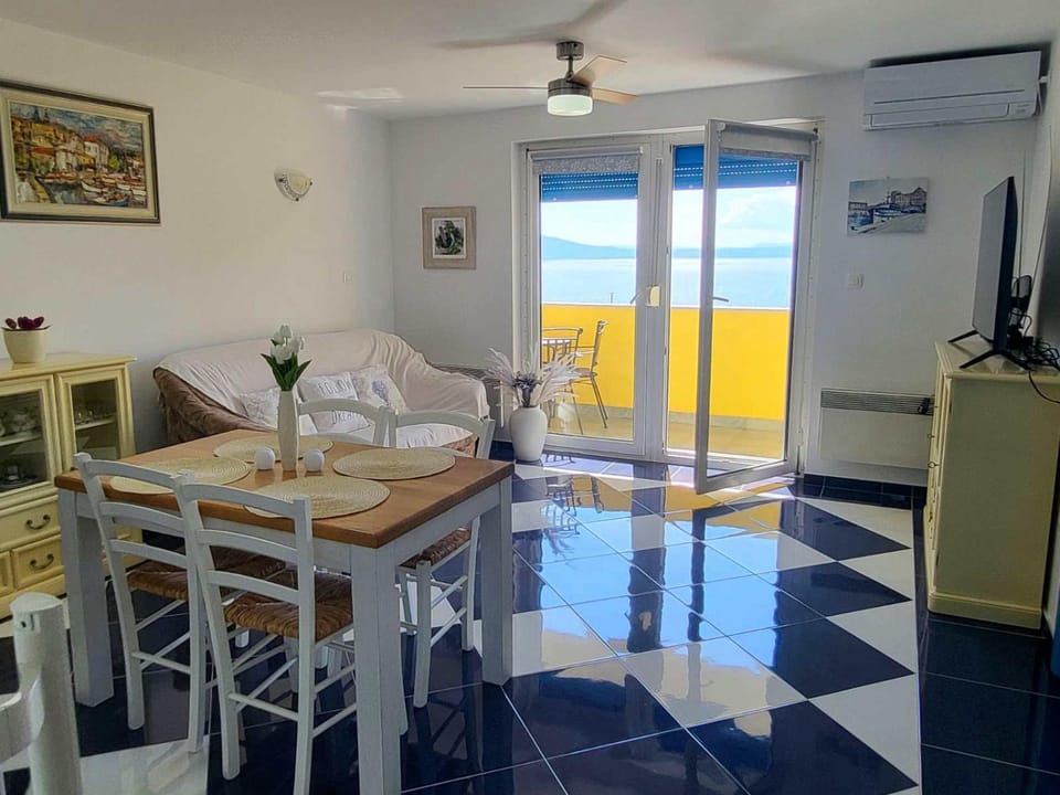 TV and multimedia, Kitchen or kitchenette, Living room, Seating area, Dining area, air conditioner