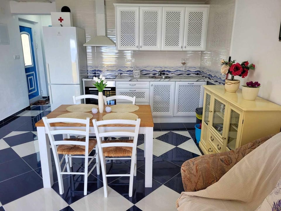 Kitchen or kitchenette, Living room, Seating area, Dining area, oven