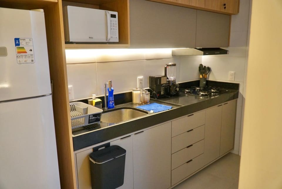 Coffee/tea facilities, Kitchen or kitchenette, stove