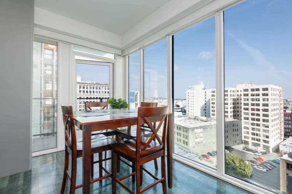 Stunning 3BR High Rise Pool, Spa & Rooftop Views Apartment in Los Angeles