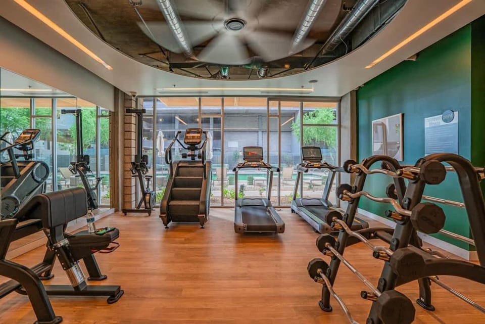Chic Downtown 2-Bedroom Pool Gym Parking Apartment in Phoenix