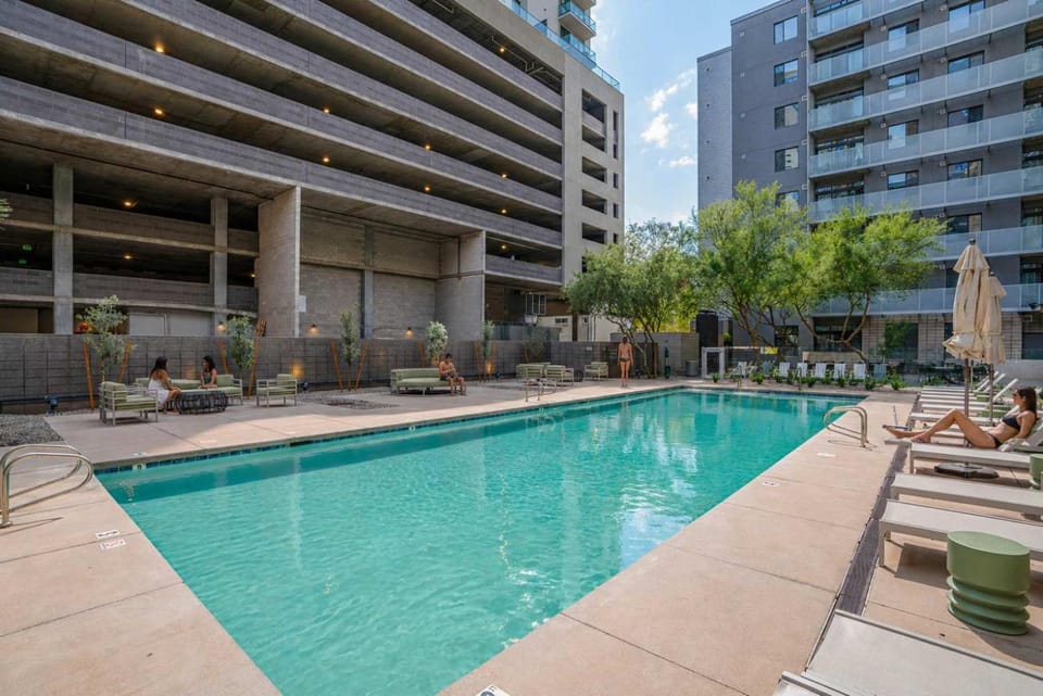 Chic Downtown 2-Bedroom Pool Gym Parking Apartment in Phoenix