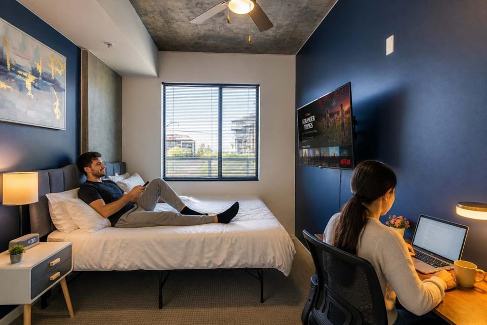 Chic Downtown 2-Bedroom Pool Gym Parking Apartment in Phoenix