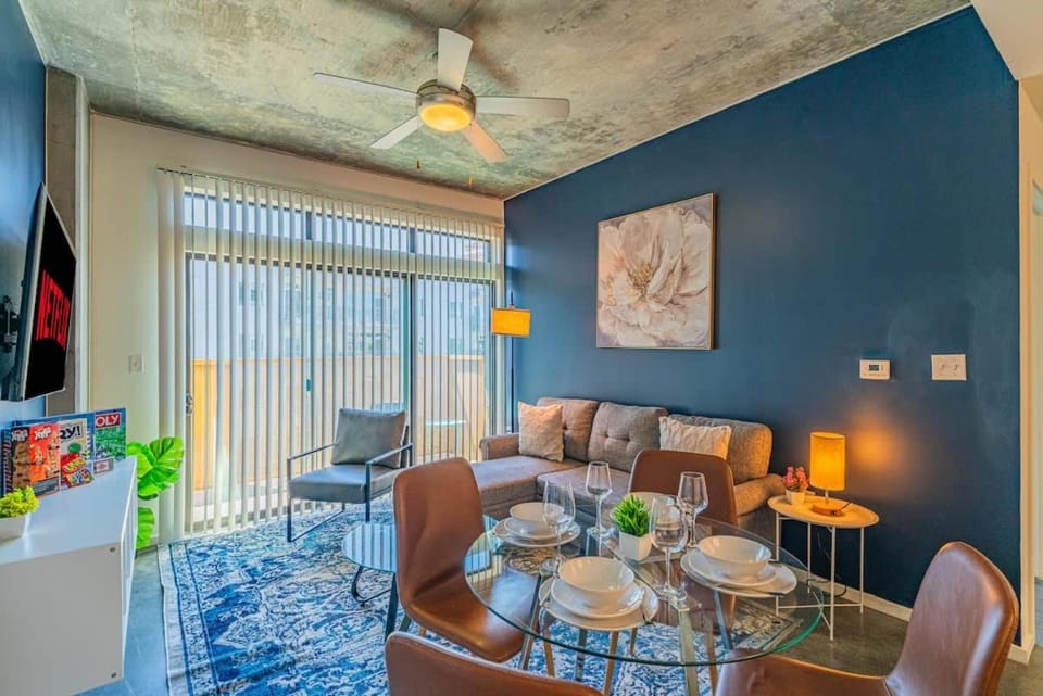 Spacious 2BD Urban Oasis Pool Gym Free Parking Apartment in Phoenix