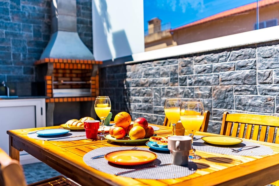 Day, BBQ facilities, Dining area