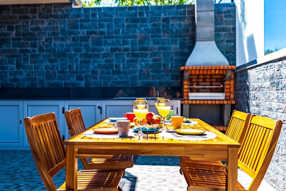 Patio, BBQ facilities