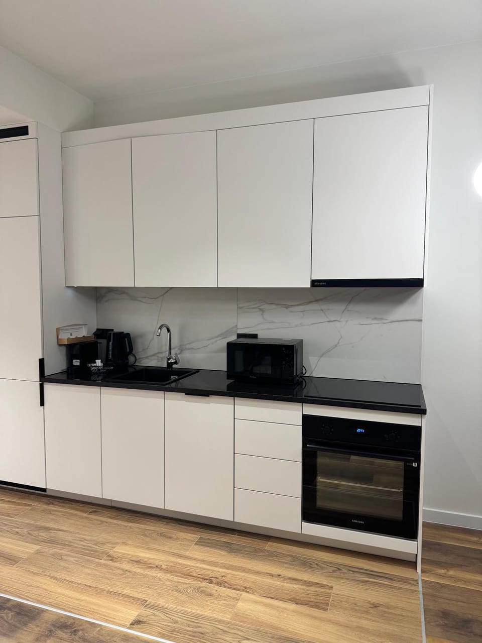 Coffee/tea facilities, Kitchen or kitchenette, stove