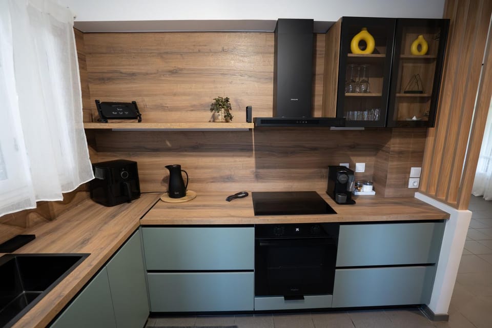 Coffee/tea facilities, Kitchen or kitchenette, stove