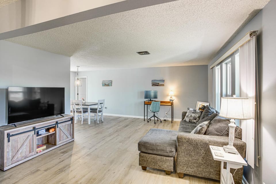 Swim, Hike & Golf: Family Gem in Cape Coral! House in Cape Coral