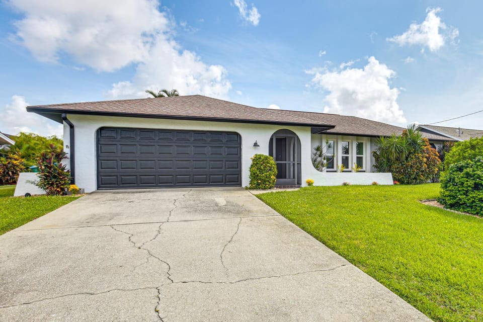 Swim, Hike & Golf: Family Gem in Cape Coral! House in Cape Coral
