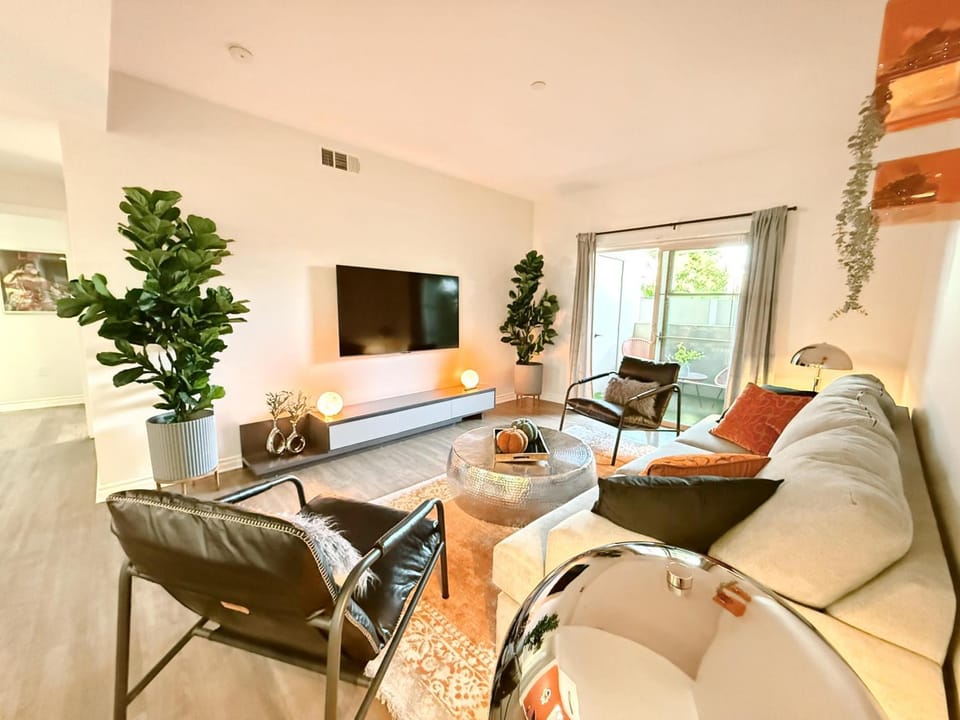 3BR Retreat in Prime Valley Location 109 Hotel in Encino