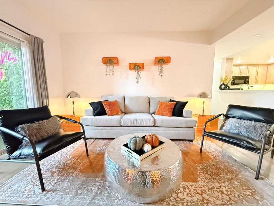 3BR Retreat in Prime Valley Location 109 Hotel in Encino