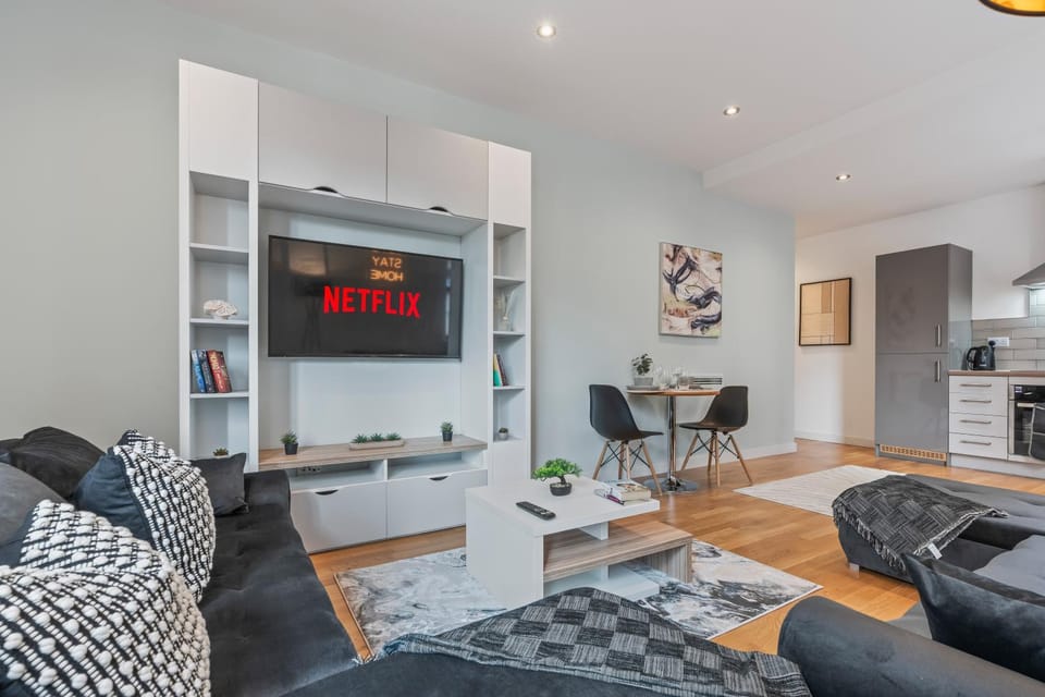 Property building, TV and multimedia, Kitchen or kitchenette, Living room, Dining area, minibar