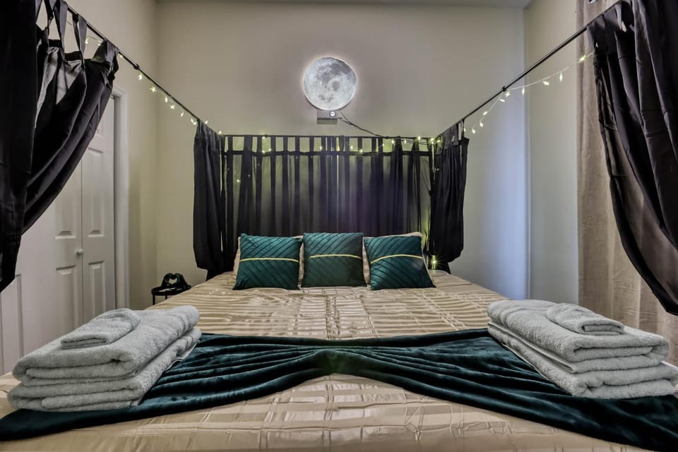 Bed, Bedroom, towels