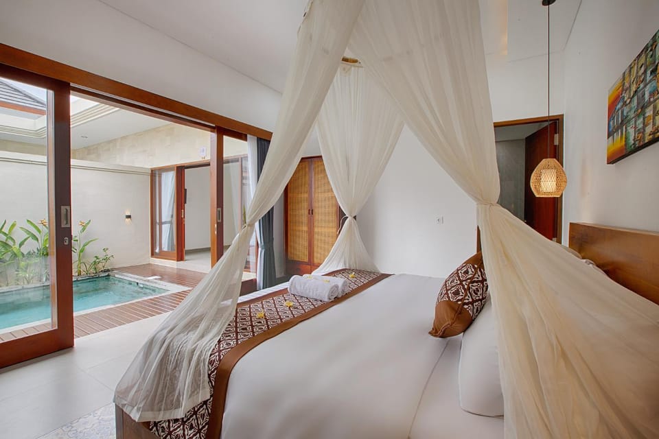 Bed, Photo of the whole room, Bedroom, Pool view, Swimming pool, towels