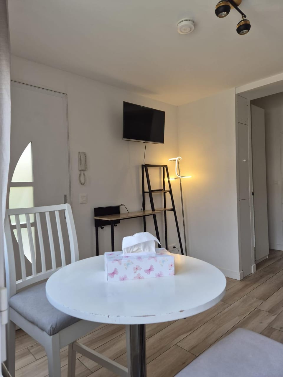 Studio à Bagneux avec terrasse privée, parking et climatisation payants Apartment in Île-de-France