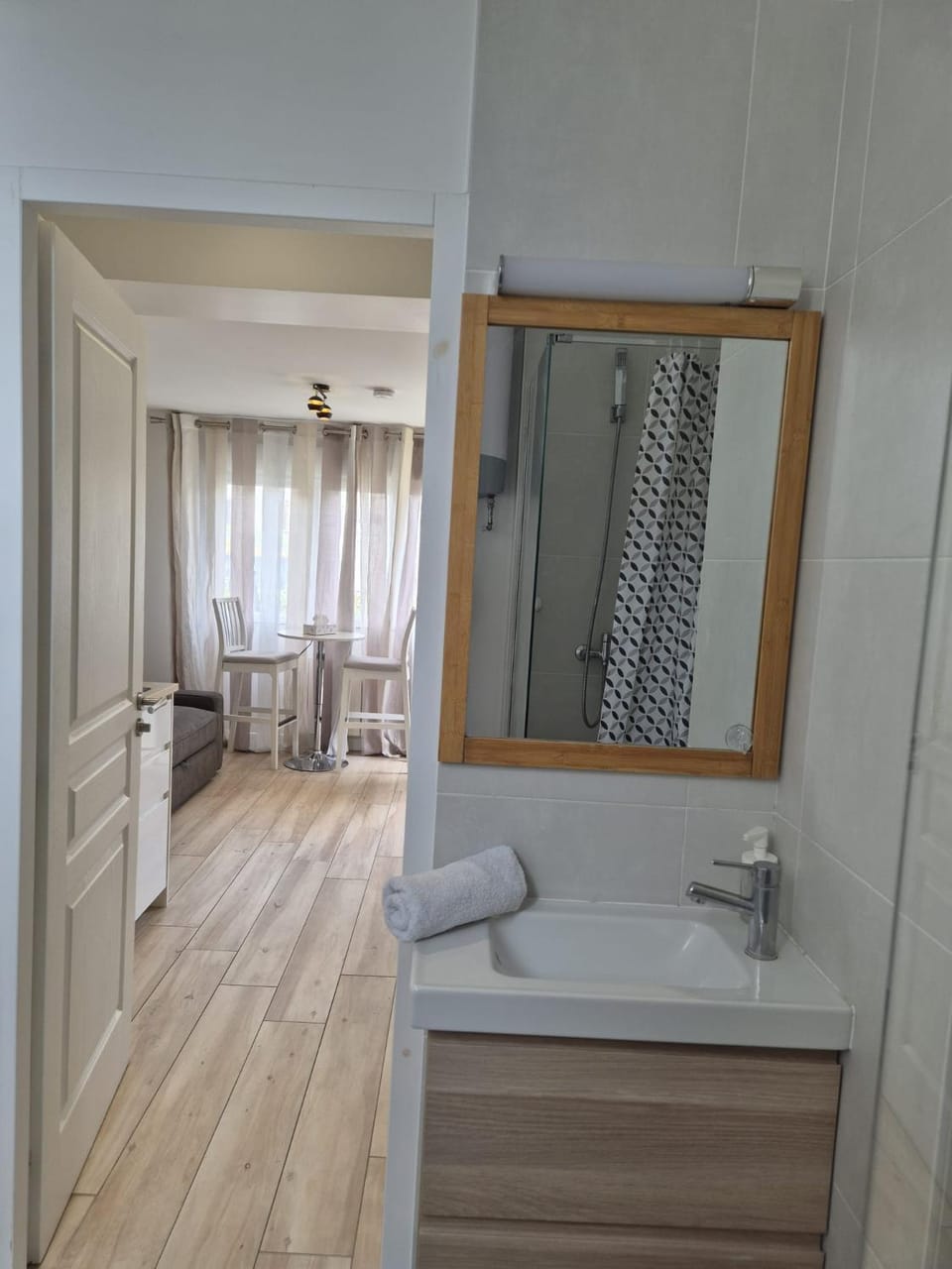 Studio à Bagneux avec terrasse privée, parking et climatisation payants Apartment in Île-de-France