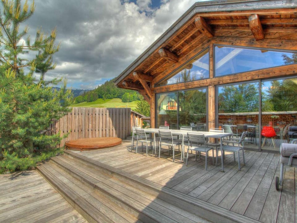 Chalet de luxe au pied des pistes avec jacuzzi et WIFI - FR-1-524-139 Chalet in Morzine