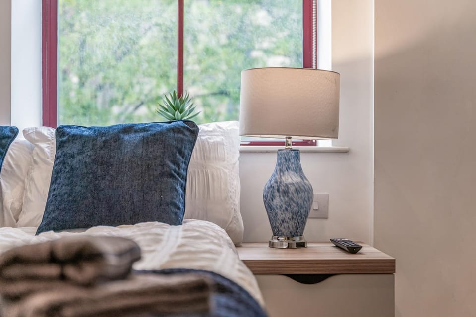 Bed, Photo of the whole room, Seating area, Bedroom