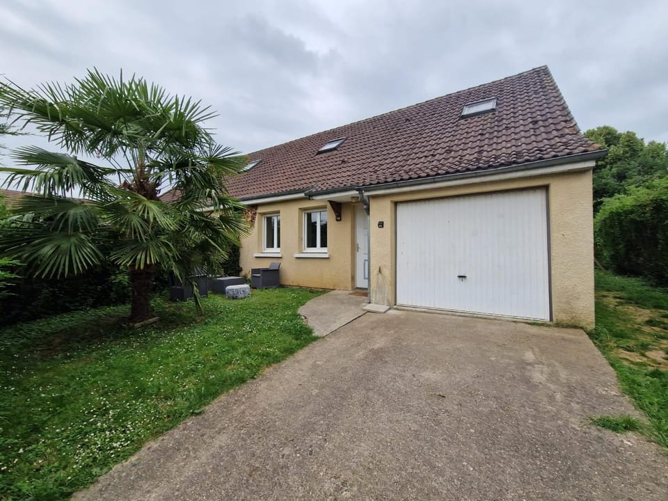 Property building, Day, Garden, Garden view