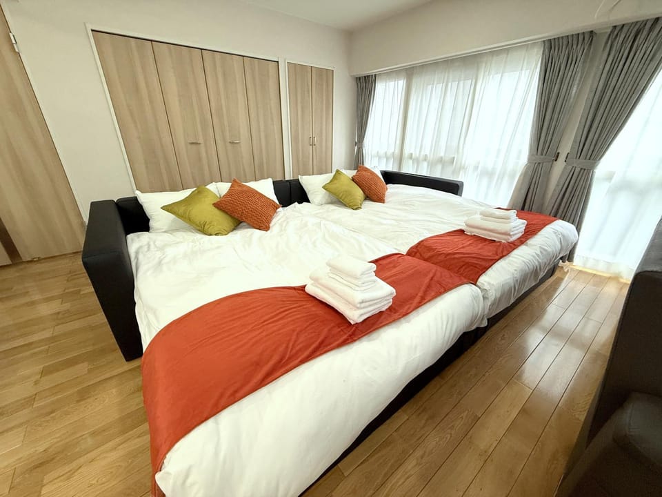Bed, towels