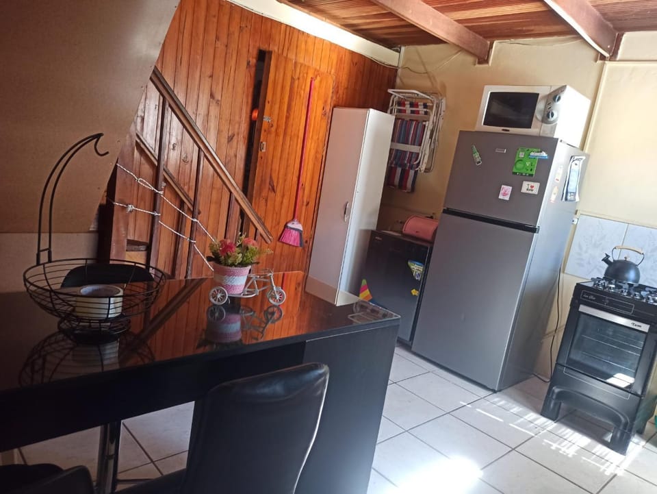 Kitchen or kitchenette, Dining area, oven, stove