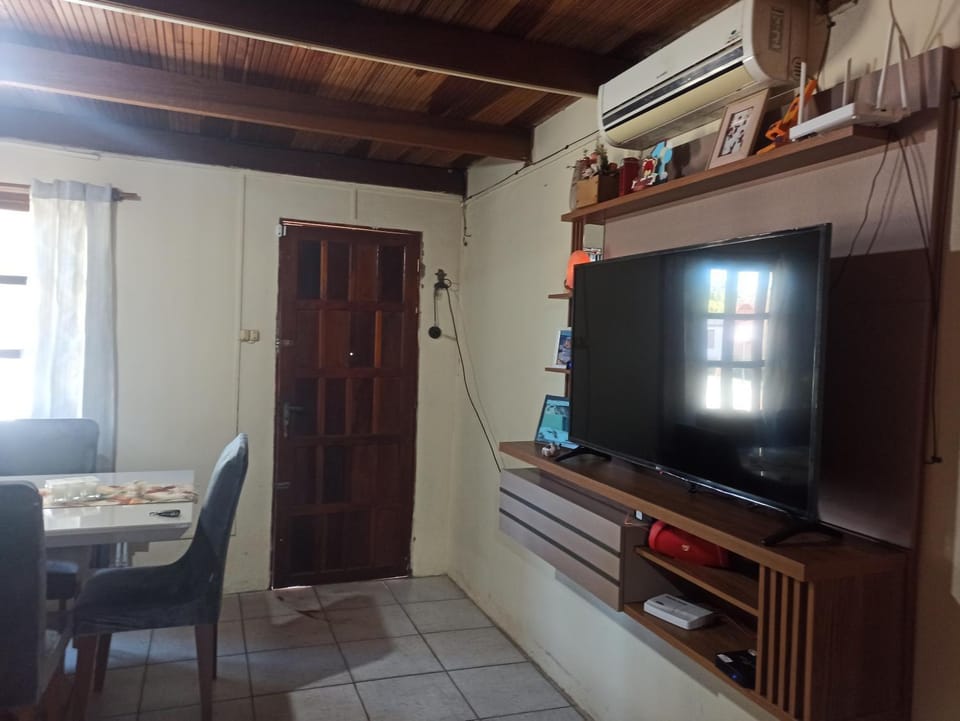 TV and multimedia, Living room, Seating area, Dining area, air conditioner