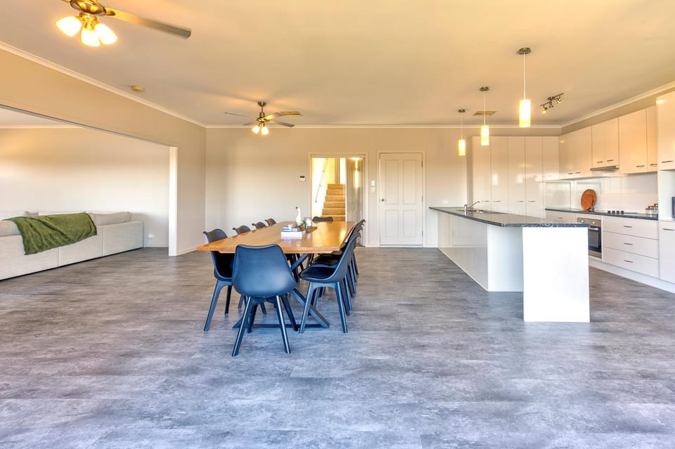 Kitchen or kitchenette, Living room, Seating area, Dining area