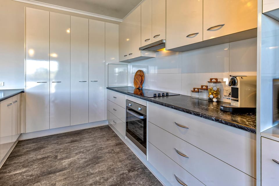 Coffee/tea facilities, Kitchen or kitchenette, oven, stove