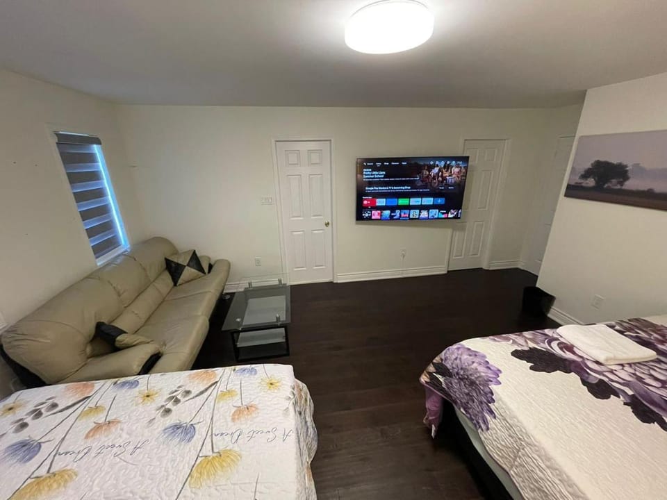Largest ensuite bedroom in a guest house Vacation rental in Oshawa