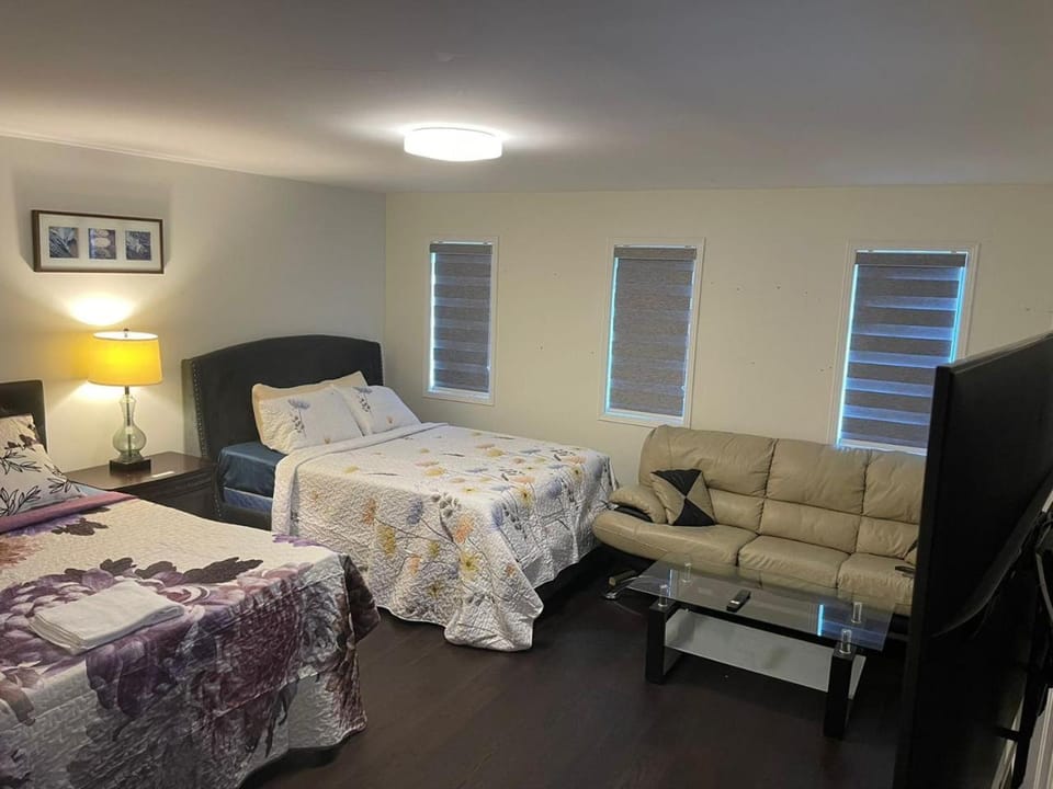 Largest ensuite bedroom in a guest house Vacation rental in Oshawa