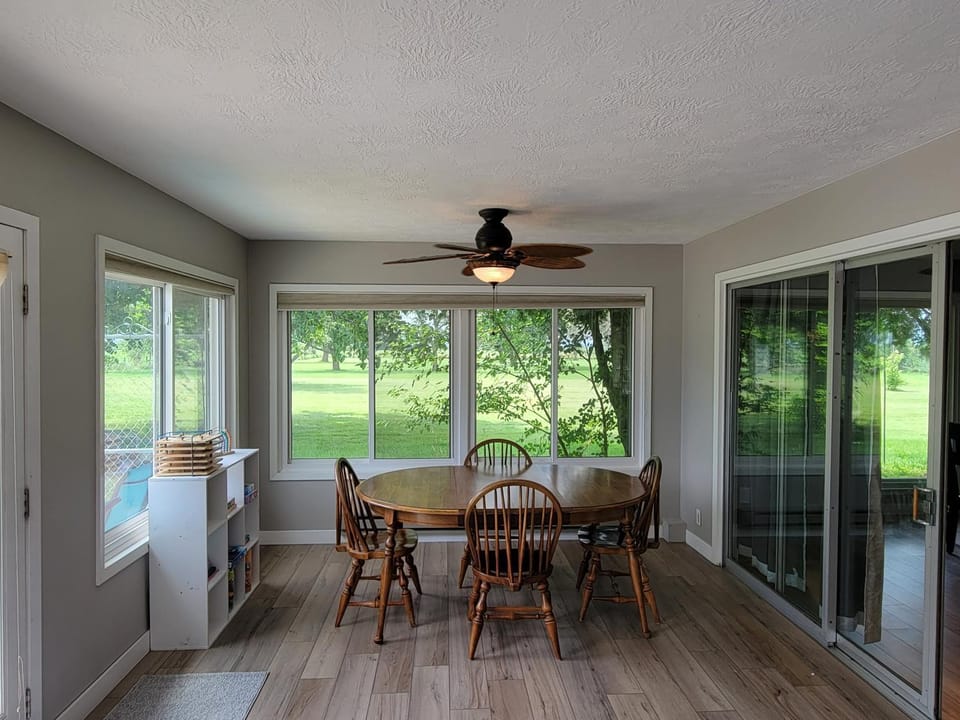 Game Room, Dining area
