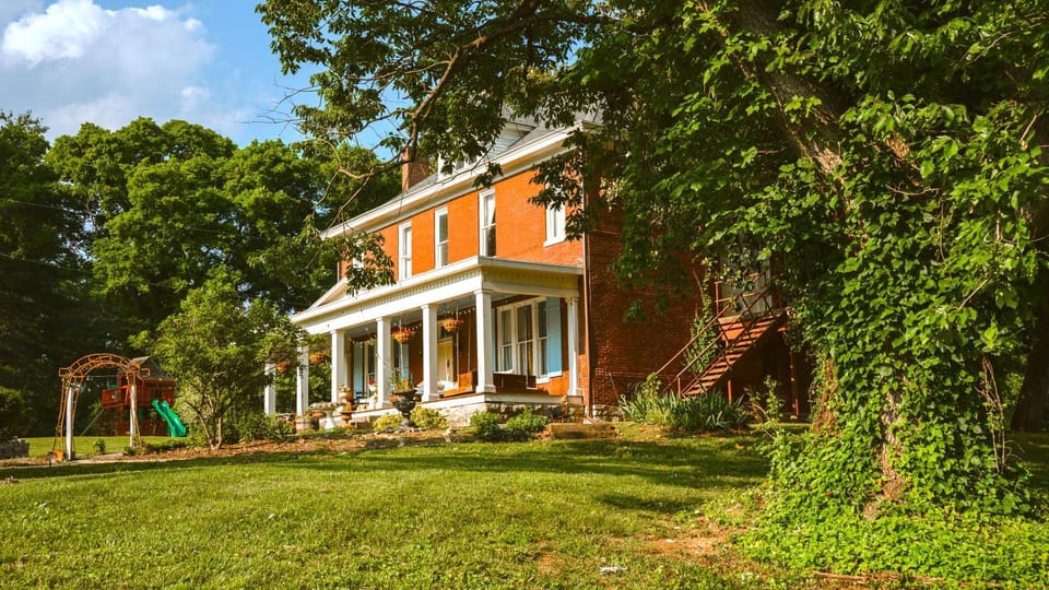 Property building, Spring, Day, Natural landscape, Garden, Garden view