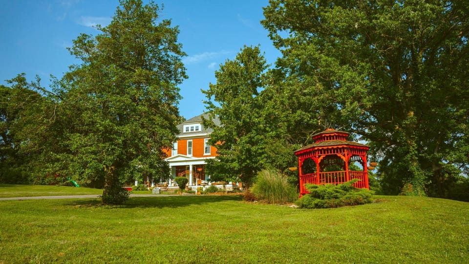 Property building, Spring, Day, Natural landscape, Garden, Garden view, Landmark view
