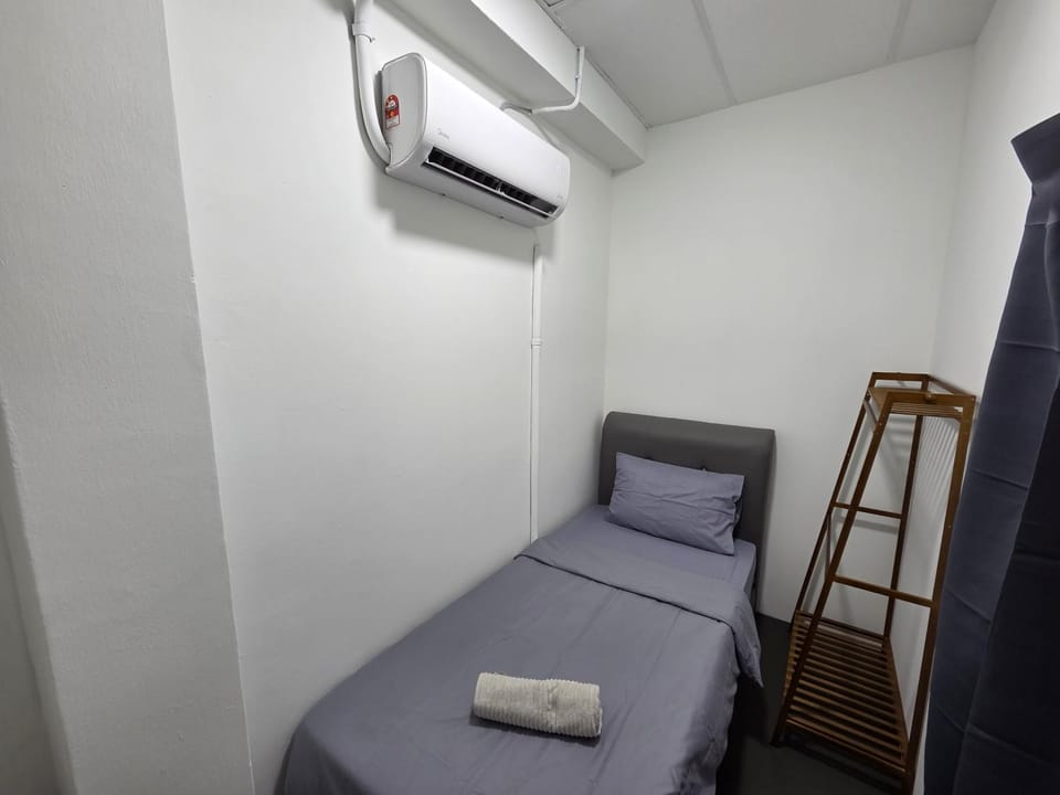 Bed, TV and multimedia, Photo of the whole room, Bedroom, towels, air conditioner