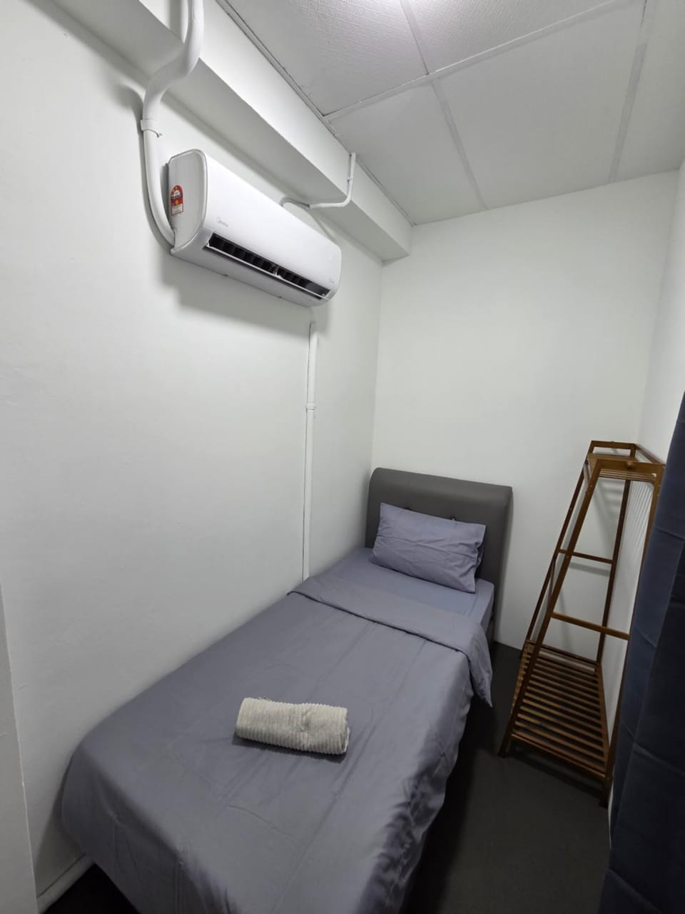 Bed, Photo of the whole room, Bedroom, bunk bed, towels, air conditioner