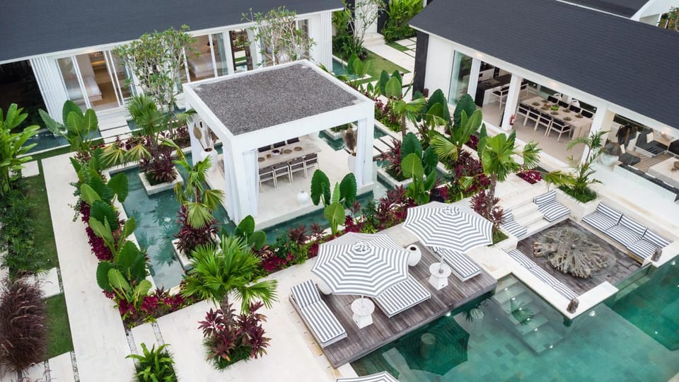 Property building, Bird's eye view, Garden, Garden view, Pool view, Swimming pool, internet, sunbed