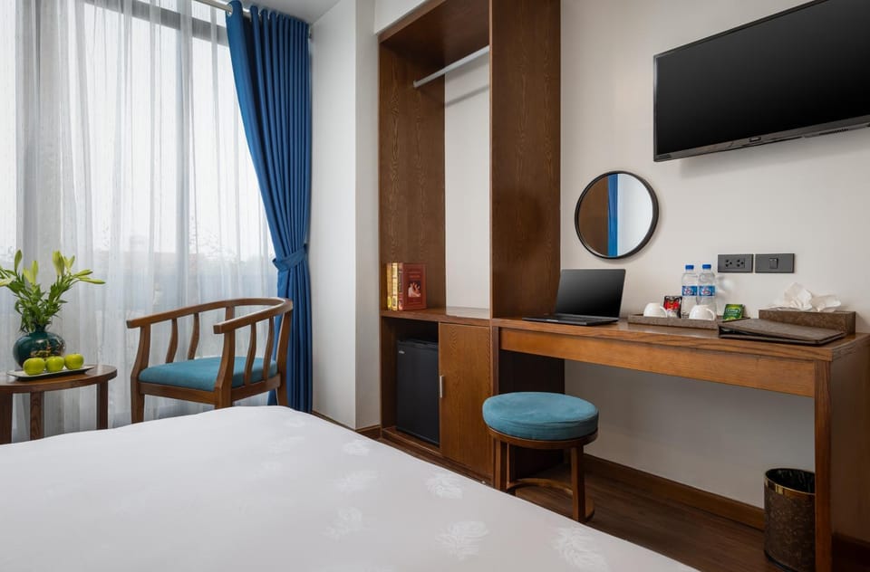 Bed, TV and multimedia, Kitchen or kitchenette, Photo of the whole room, Bedroom, hair dresser