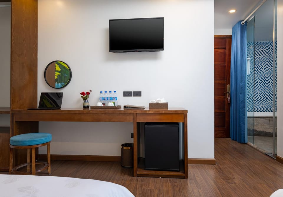 Bed, TV and multimedia, Photo of the whole room, Bedroom, hair dresser