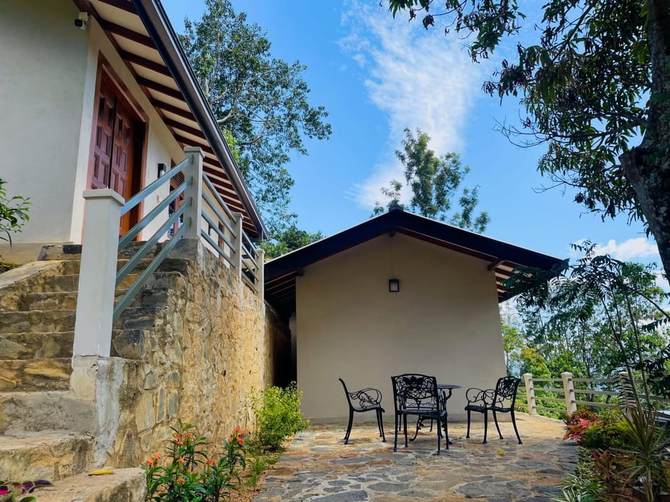Property building, Day, Garden, Balcony/Terrace