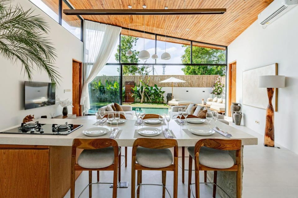 Kitchen or kitchenette, Living room, Seating area, Dining area