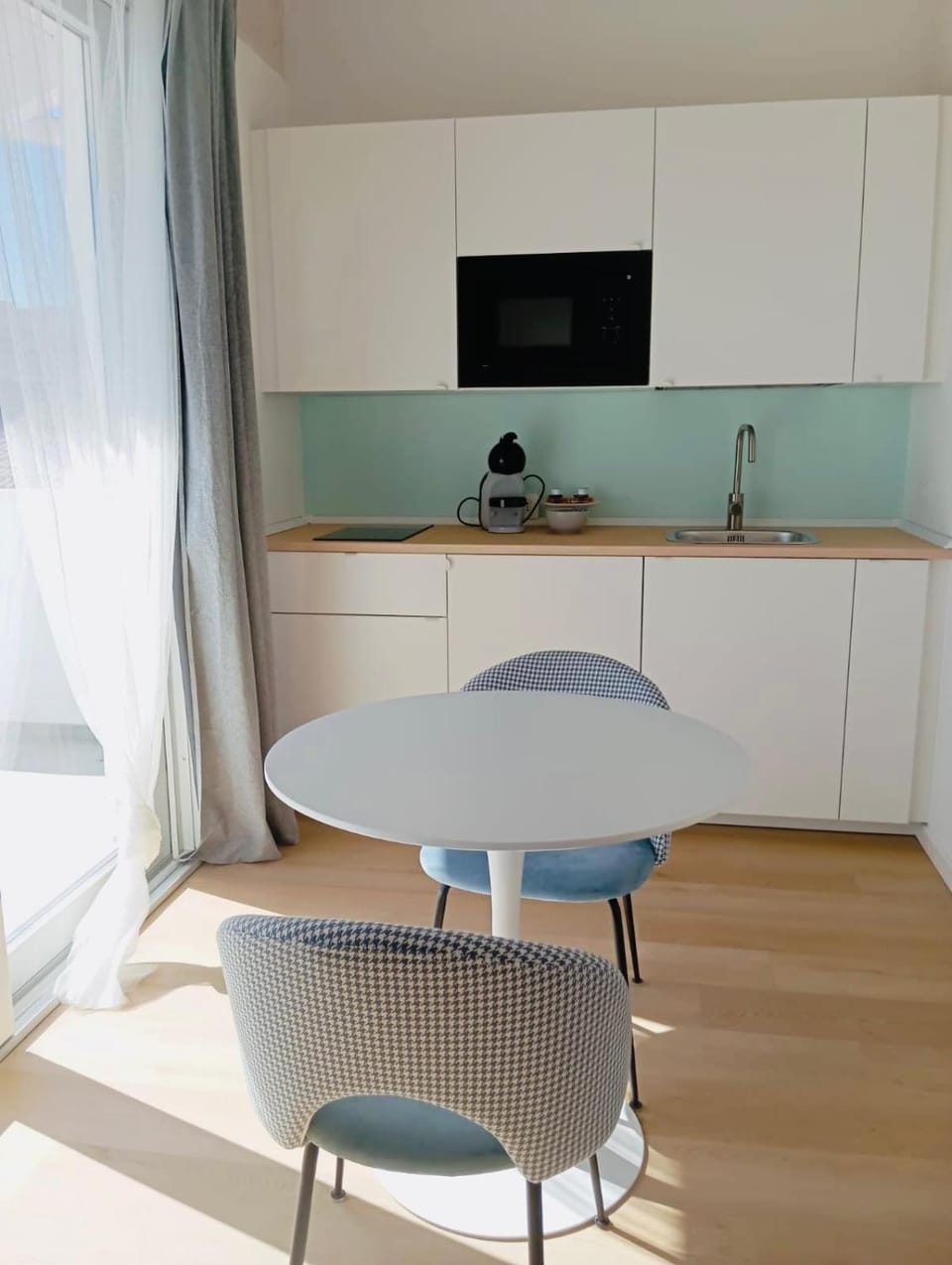 Kitchen or kitchenette, Dining area, microwave, kitchen