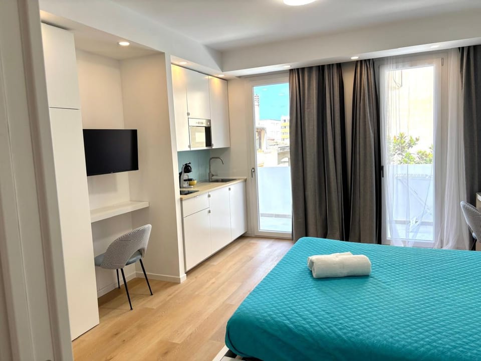 Bed, TV and multimedia, Kitchen or kitchenette, Photo of the whole room, Bedroom, towels