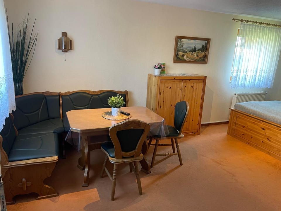 Bed, Seating area, Dining area