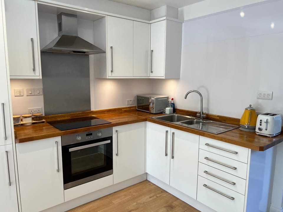 Coffee/tea facilities, Kitchen or kitchenette, dishwasher, minibar, oven, pet friendly, stove, toaster