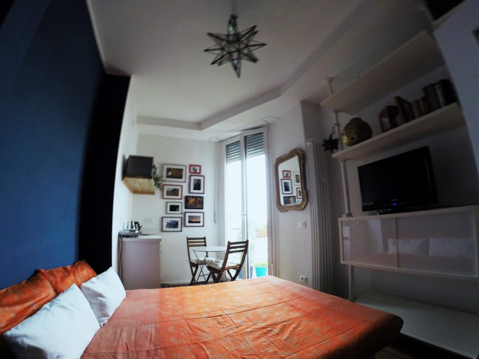 Photo of the whole room, Bedroom