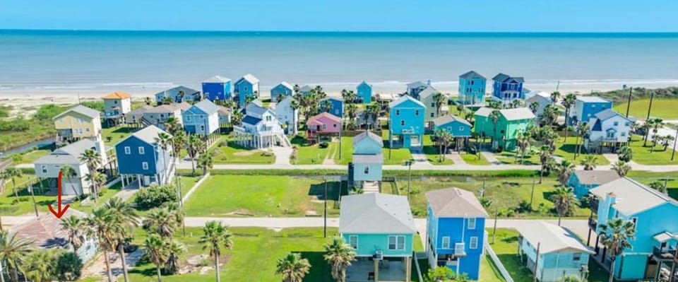 Beachside Get-A-Way - Walk to the Beach - 3 Bedroom 2 Bath House in Galveston Island