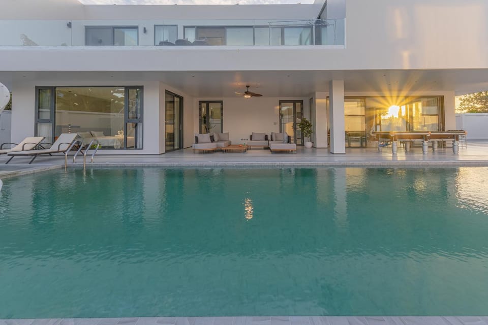 Property building, Day, Pool view, Swimming pool, sunbed